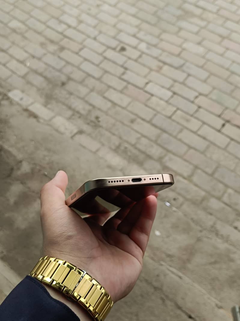 Apple iPhone 16 Pro Max 4