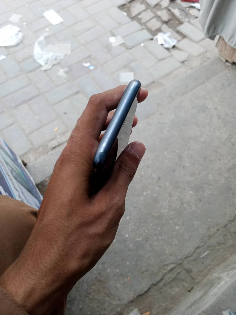 Apple iPhone 11 4