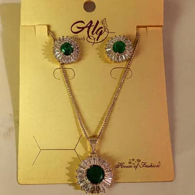 Pendant with earning set