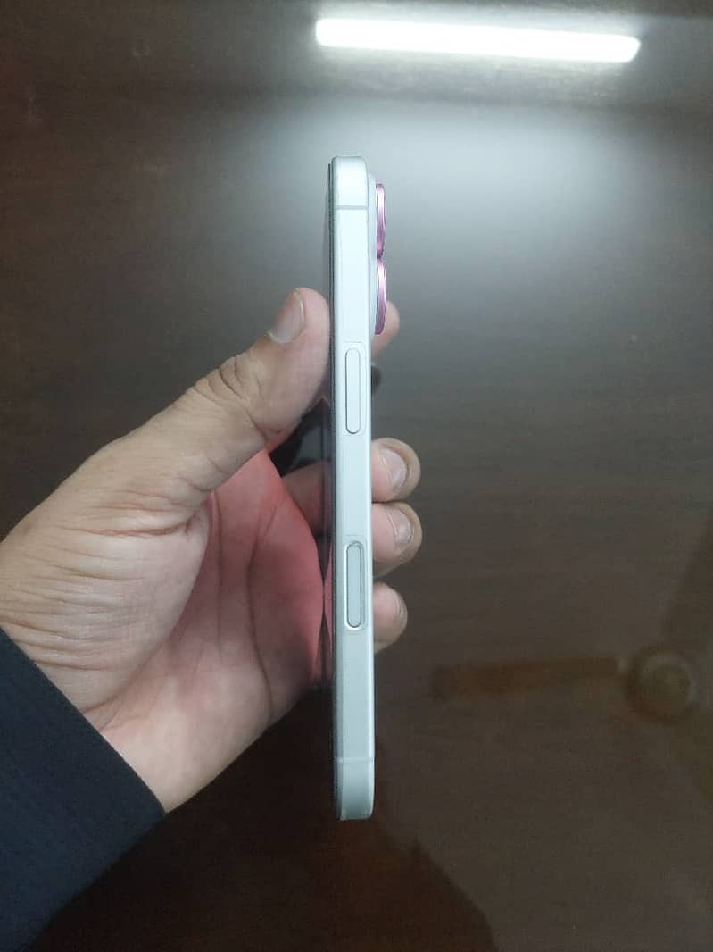 Apple iPhone 16 3