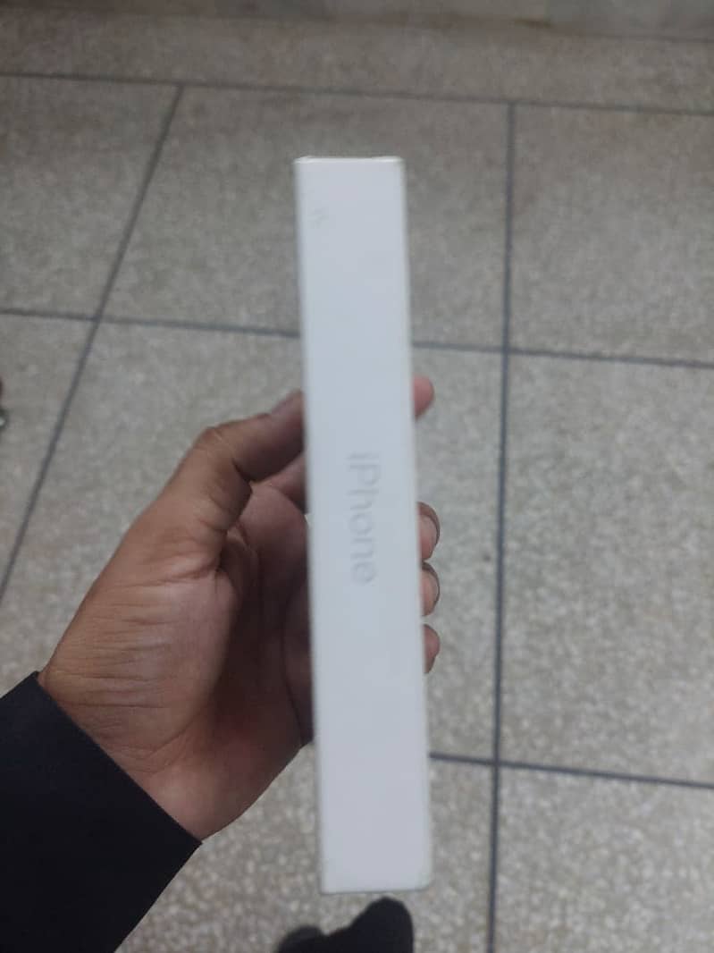 Apple iPhone 16 7
