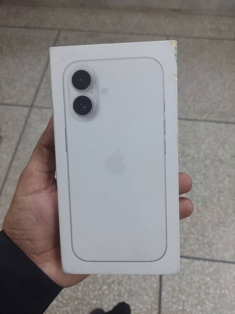 Apple iPhone 16 8