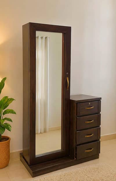 9/10 condition dressing table for sale Lahore 25k