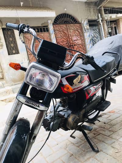 bike ok ha gari ma ek rupe ka koi Kam nhi ha engine ok ha