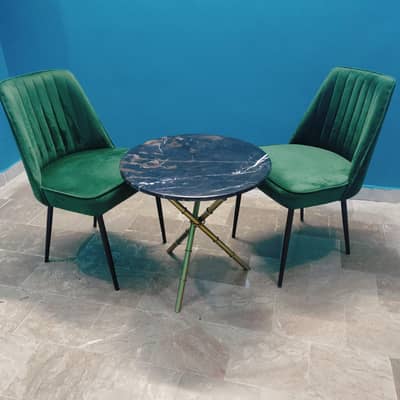 bilkul new chair and table hai Kuch month pehla Lia hai ab hama sale k