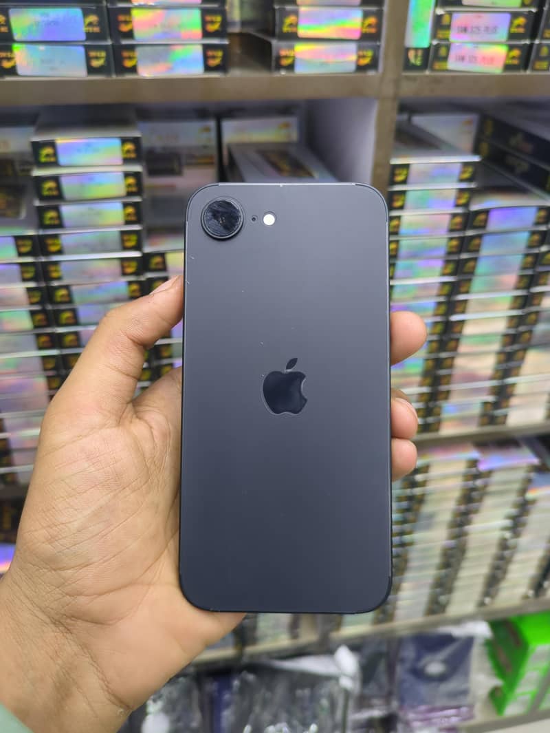 Apple iPhone 16e 0
