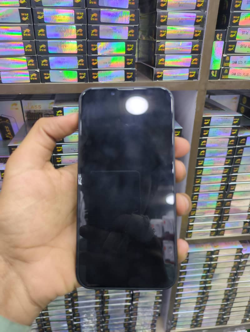 Apple iPhone 16e 1