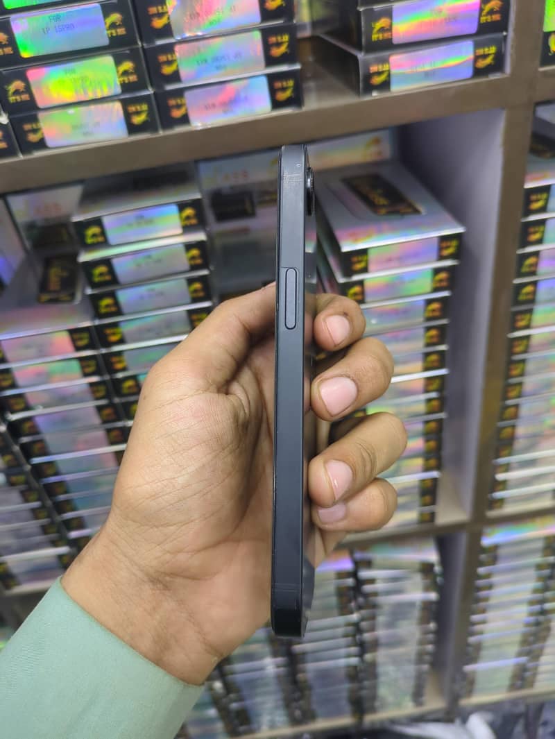Apple iPhone 16e 2