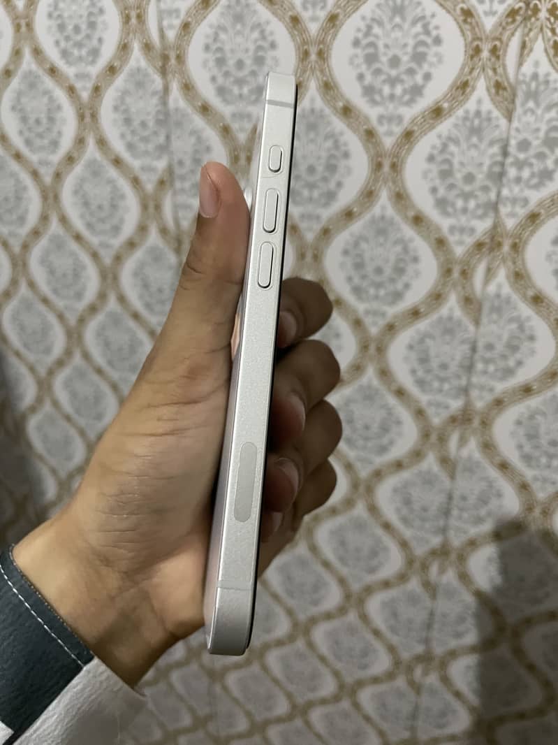 Apple iPhone 16e 5