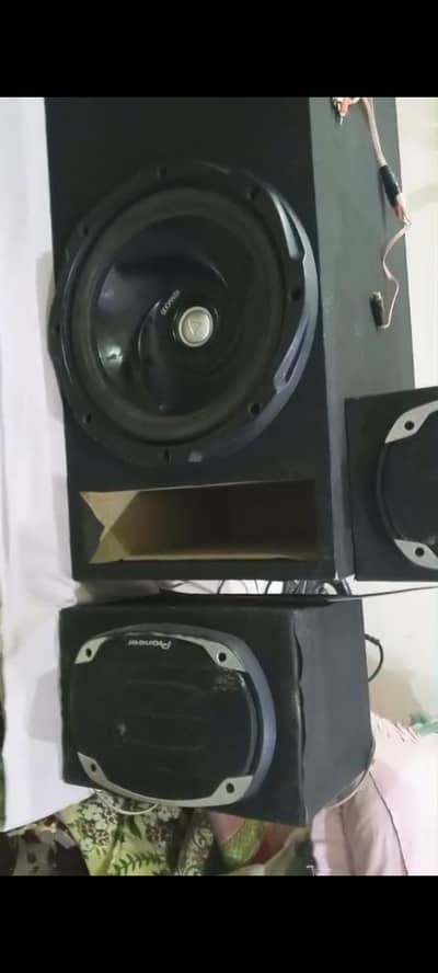 Nikamchi emp 4chennel 1800wats, Kenwood baser, 2 pioneer Speakers