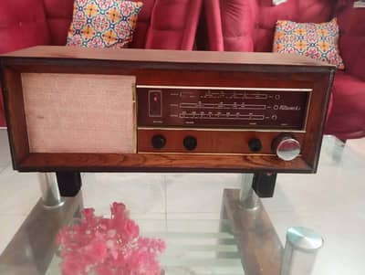 Vitarmck's wooden body valved based radio