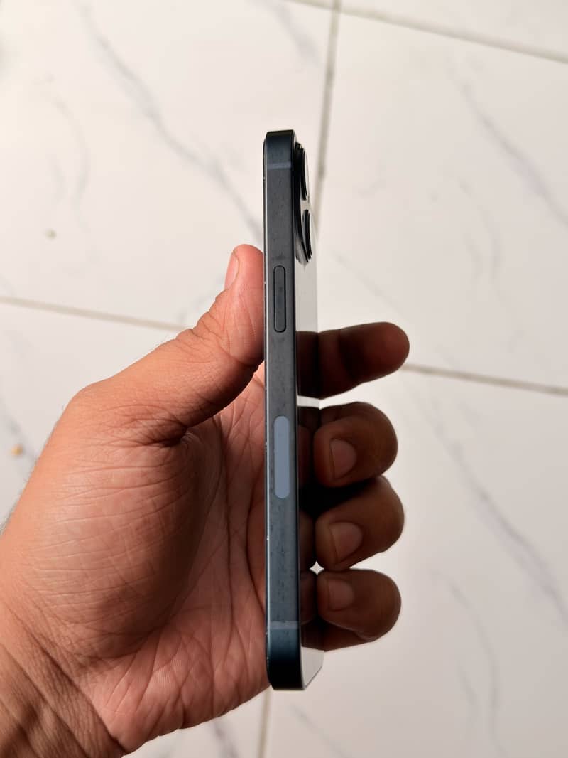 Apple iPhone 13 5