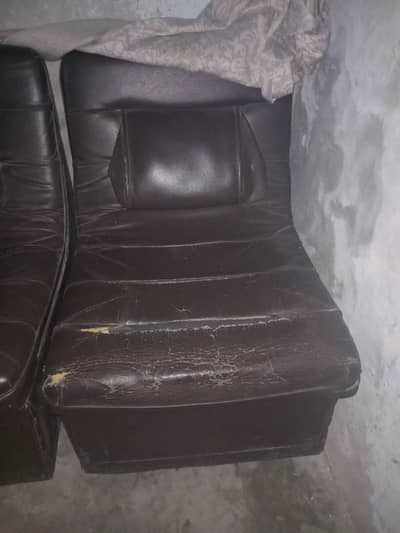 2 sofa h sirf stcture h