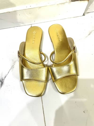Golden classic sandal type