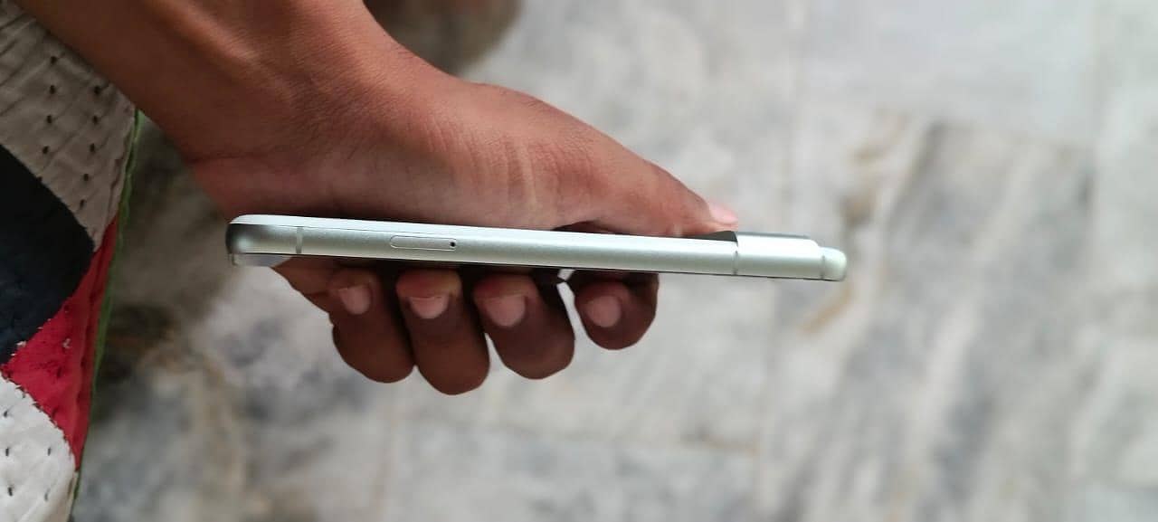 Google Pixel 8 4