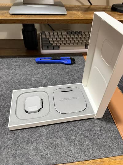 Apple Watch Ultra 3 Black Titanium Black Ocean band-Like Box Open