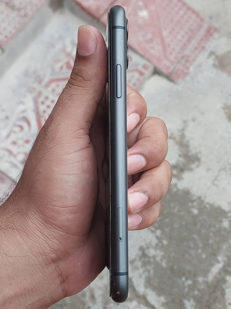 Apple iPhone 11 4