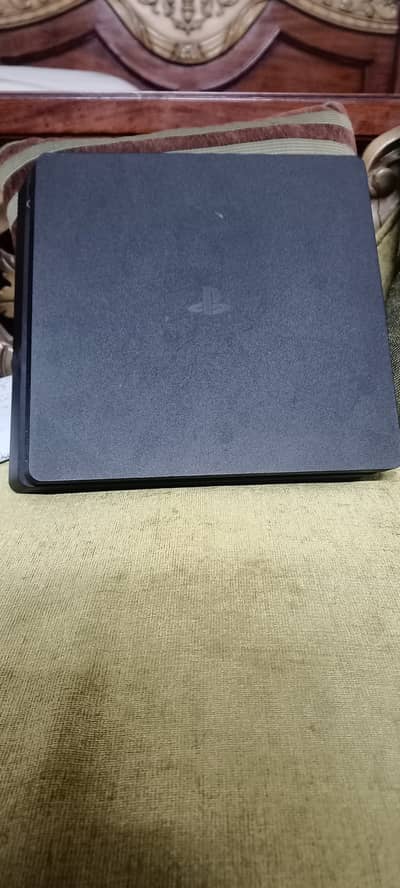 Ps4 Slim 1 TB, 2 controllers and 15 games