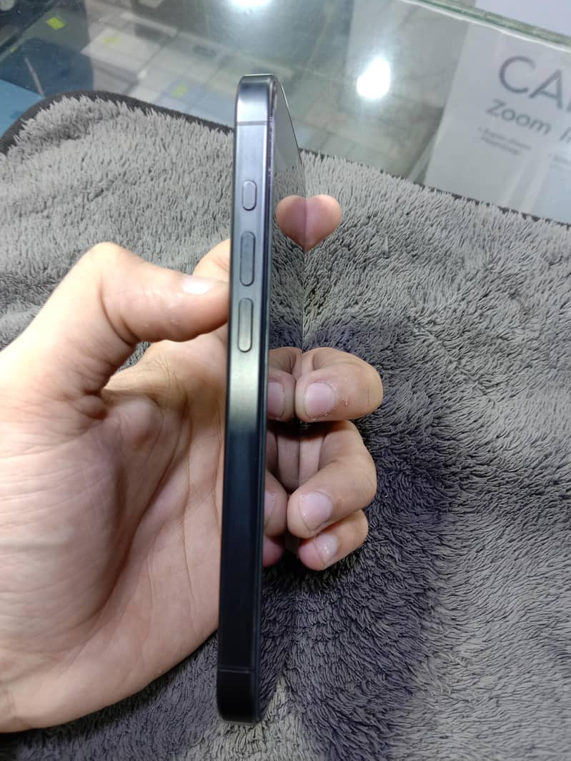 Apple iPhone 15 Pro 4
