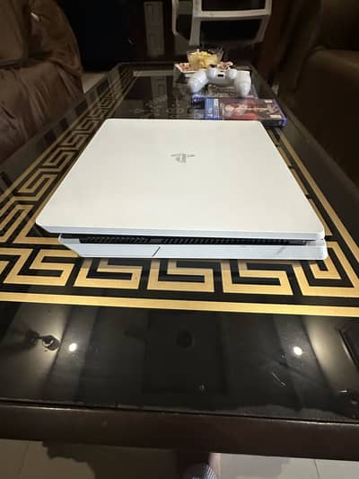 Ps4 Slim 500 GB glacier white in excellent condition very less used