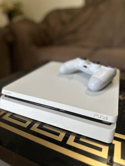 Ps4 Slim 500 GB glacier white in excellent condition very less used