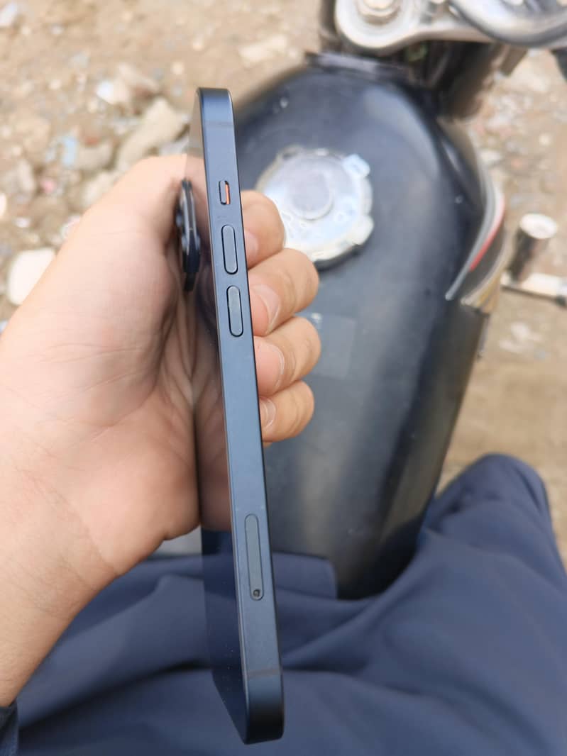 Apple iPhone 13 2