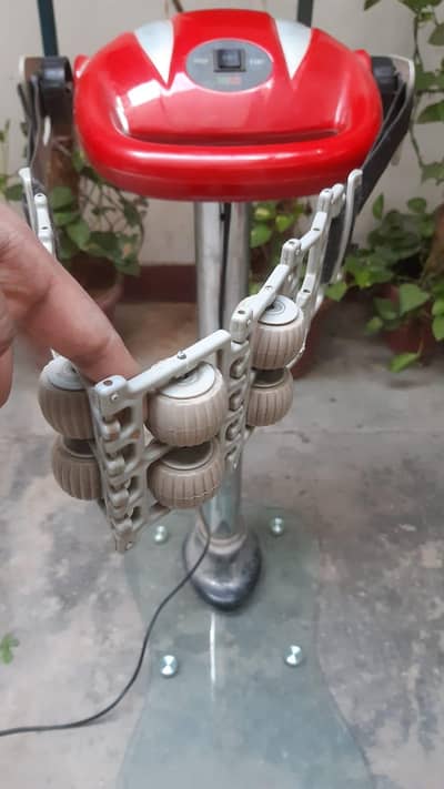 WHOLE BODY VIBRATION MACHINE WITH MASSAGE ROLLERS