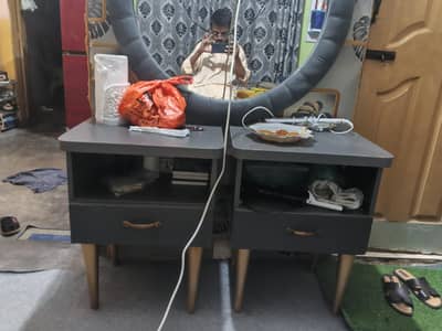 1 bed 2 side tabels and 