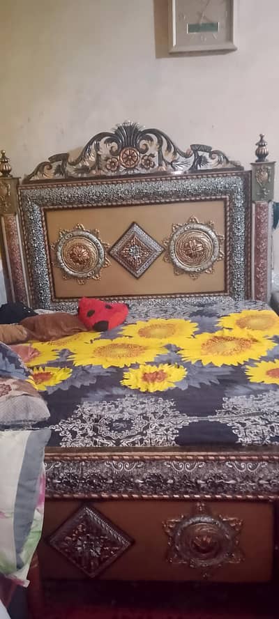 Bed h or sath me sheesha or daraz b h good bed