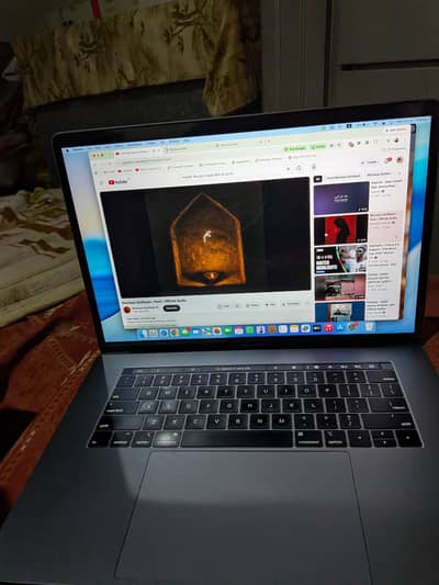 Macbook pro A1990