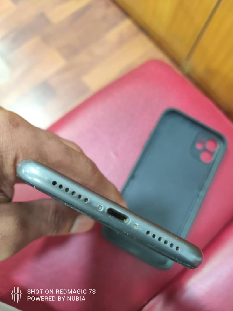 Apple iPhone 11 4