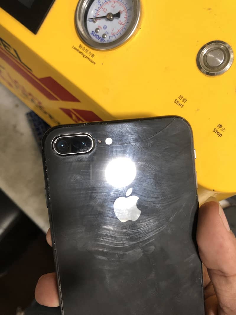 iPhone 8 Plus (64) 6