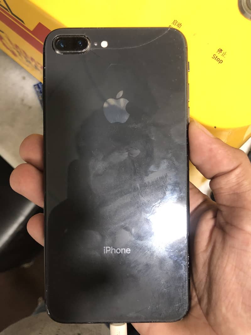 iPhone 8 Plus (64) 7