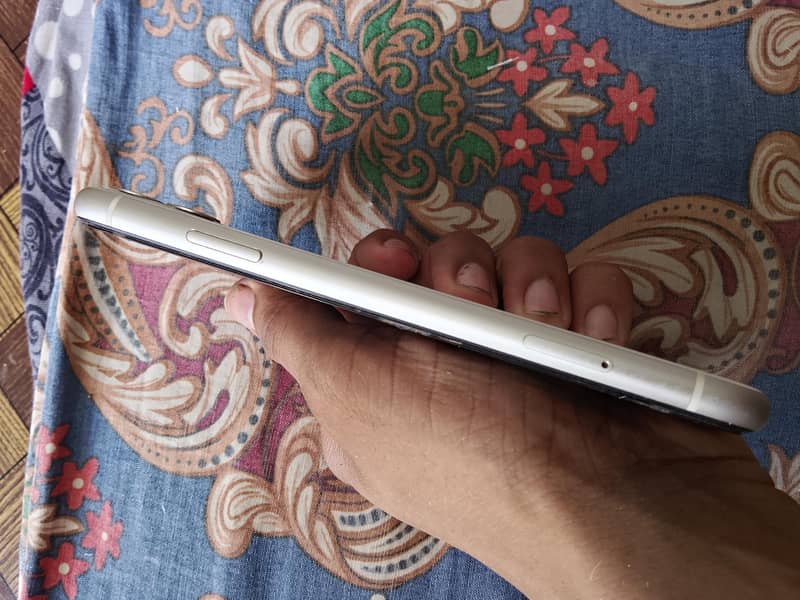 Apple iPhone 11 4