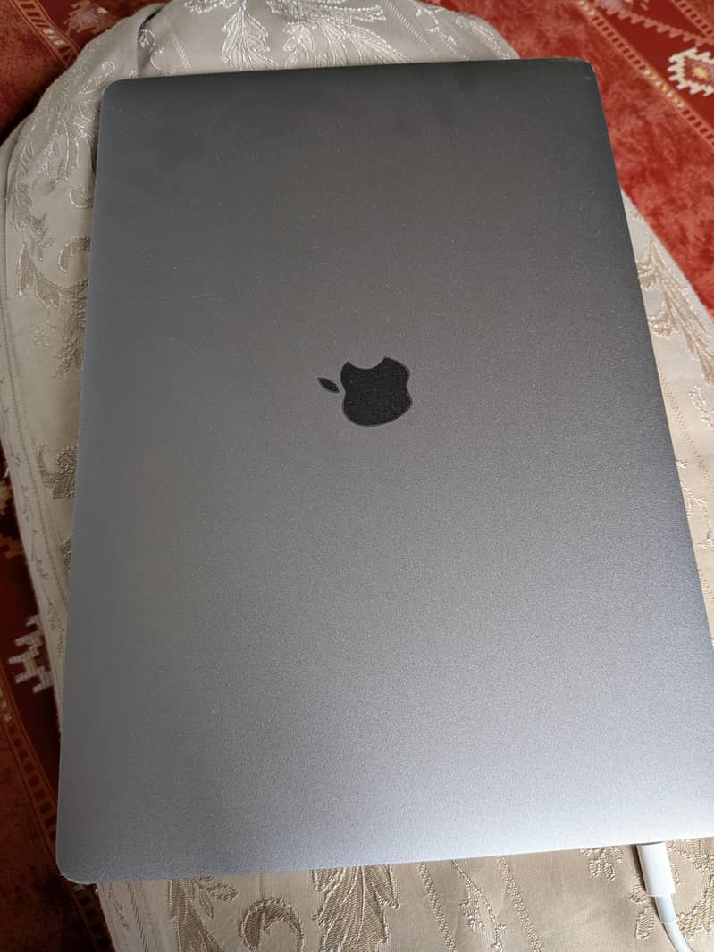 Macbook pro A1990 1
