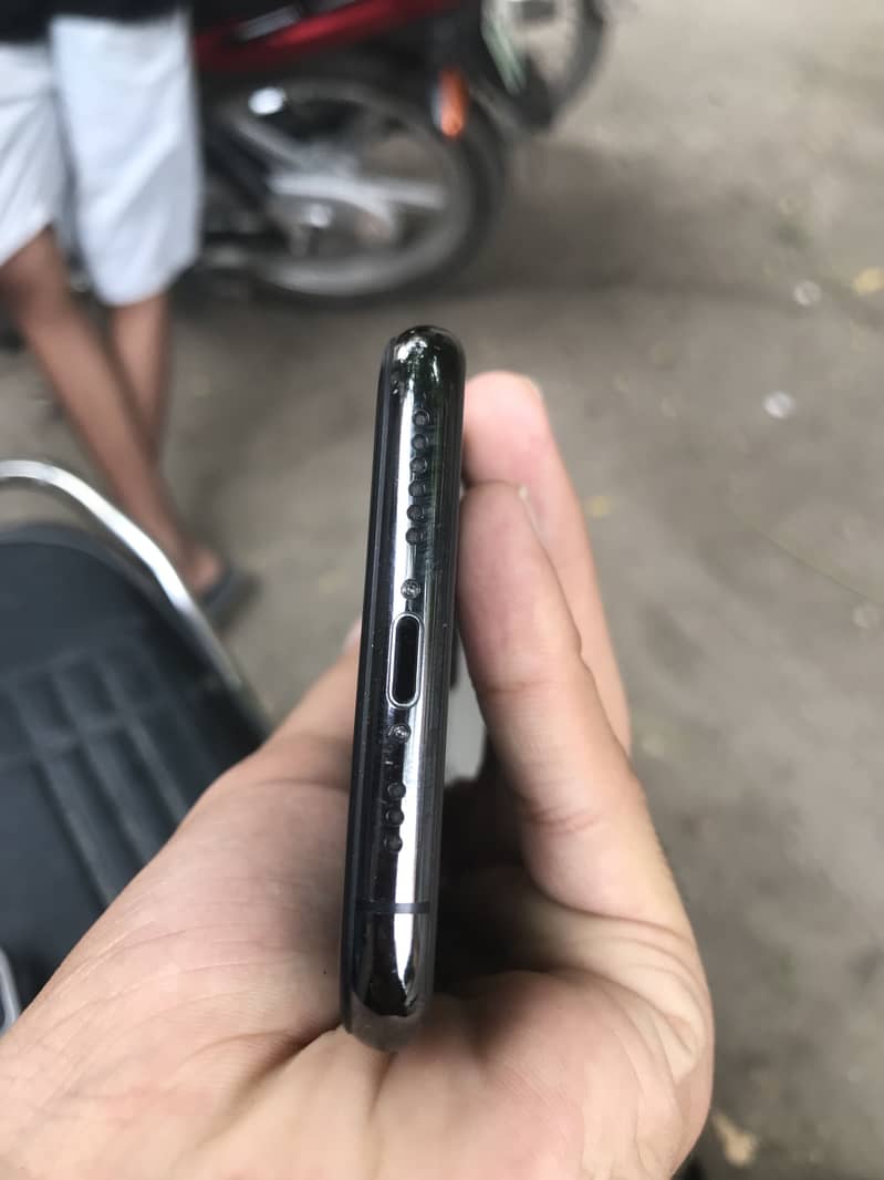 iPhone 11 pro 4