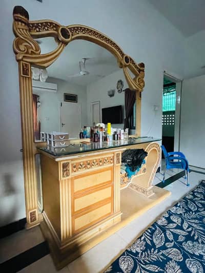 Selling a luxury looking used bed set