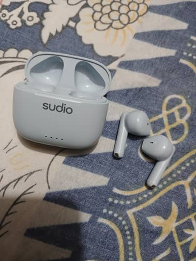 Studio ky earphone hai bilkul new hai UK sy aye hai