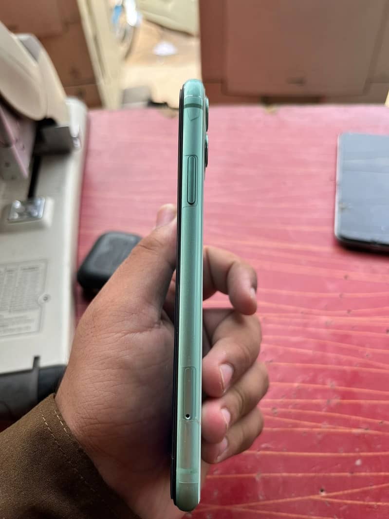 Apple iPhone 11 4