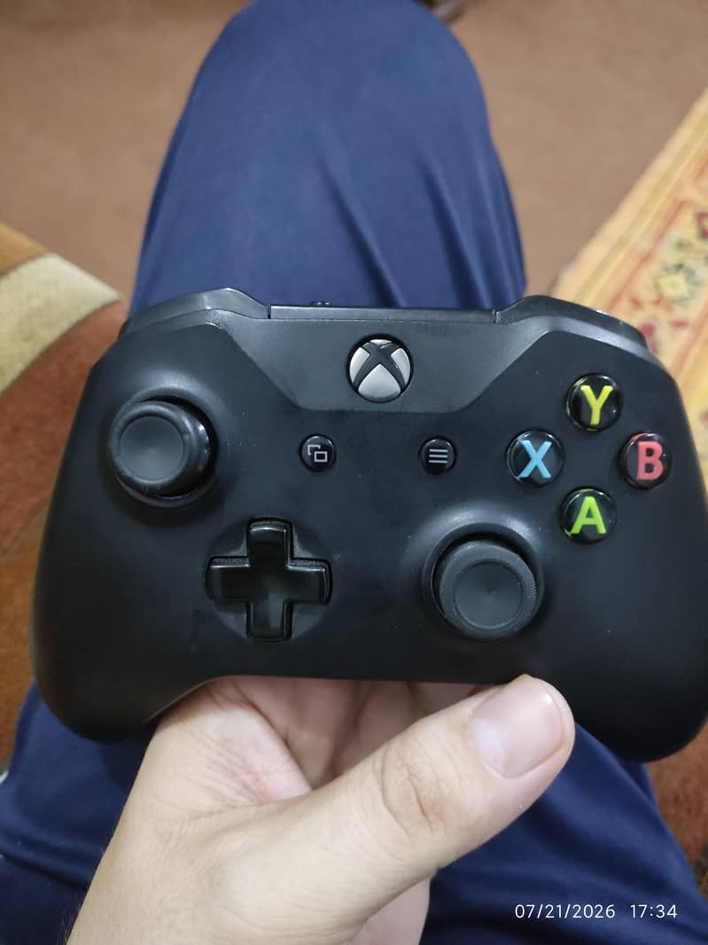 Original Microsoft Xbox One Controller (Model 1708) with Bluetooth 0