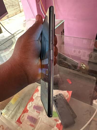 mobile and box koi fald nai ha 8/128