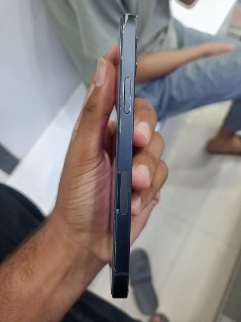 Apple iPhone 12 4