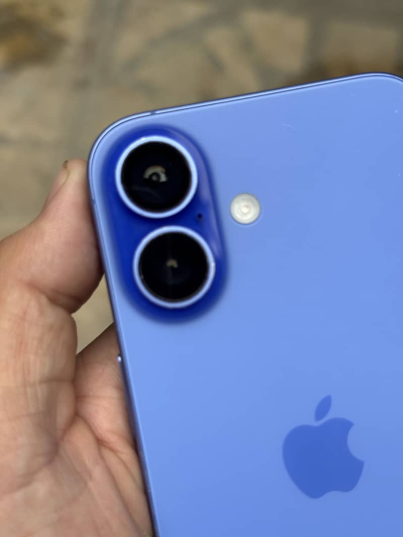 Apple iPhone 16 7