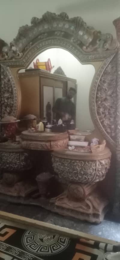 uniq bed dressind and side table