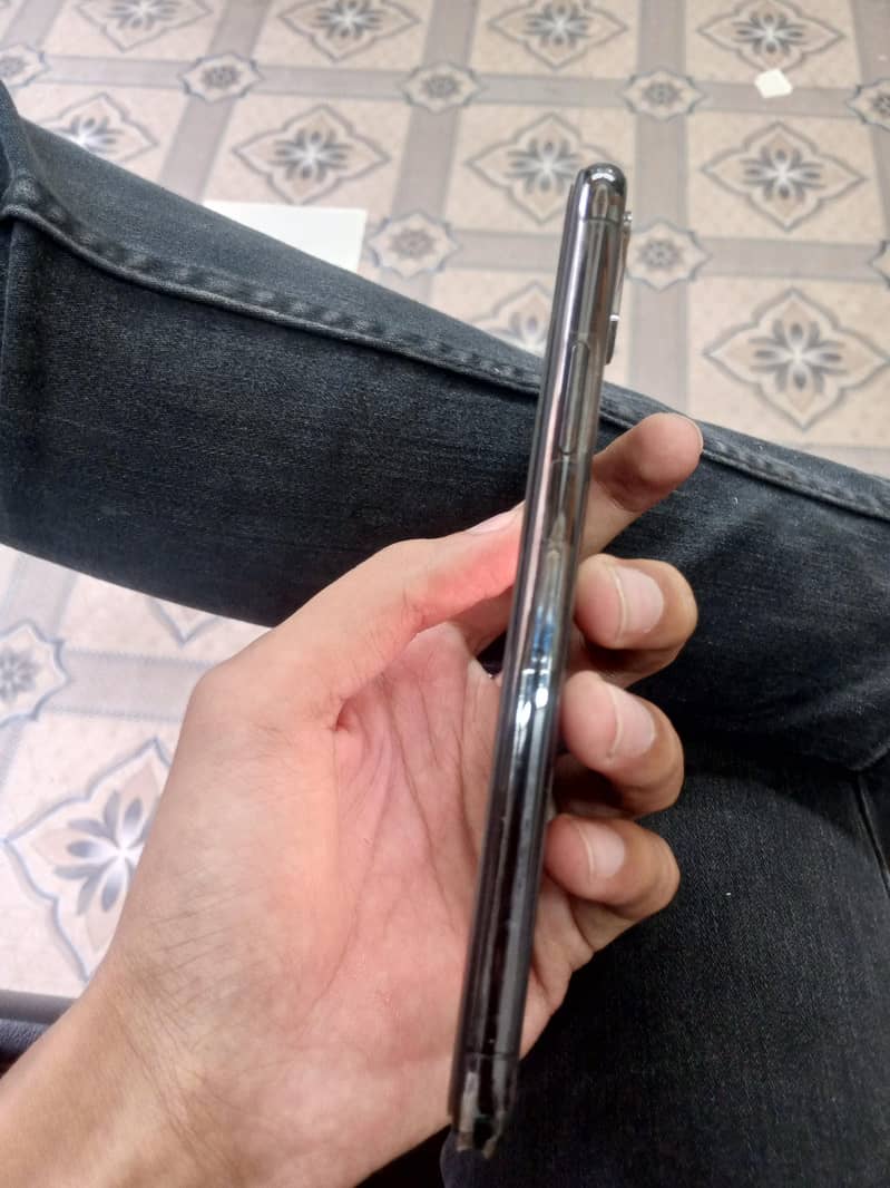 Apple iPhone X 4