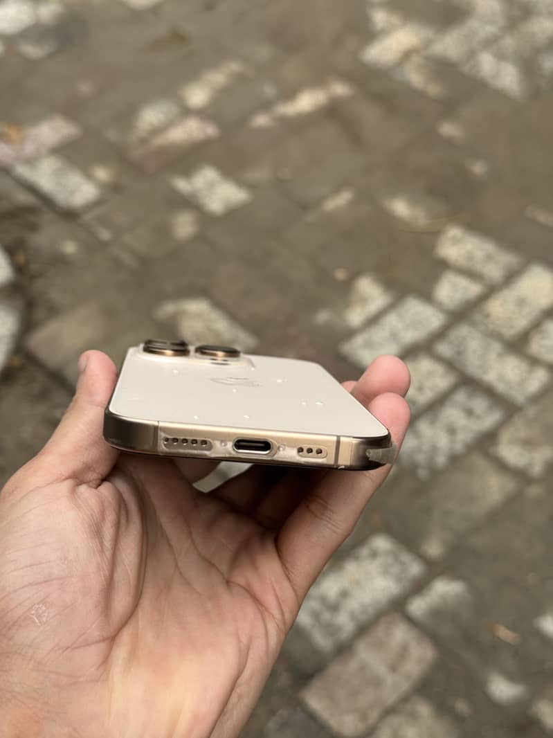 Apple iPhone 16 Pro 2