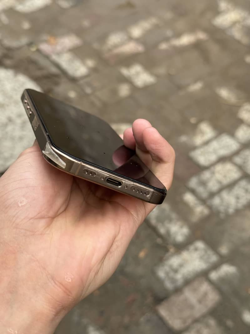 Apple iPhone 16 Pro 3