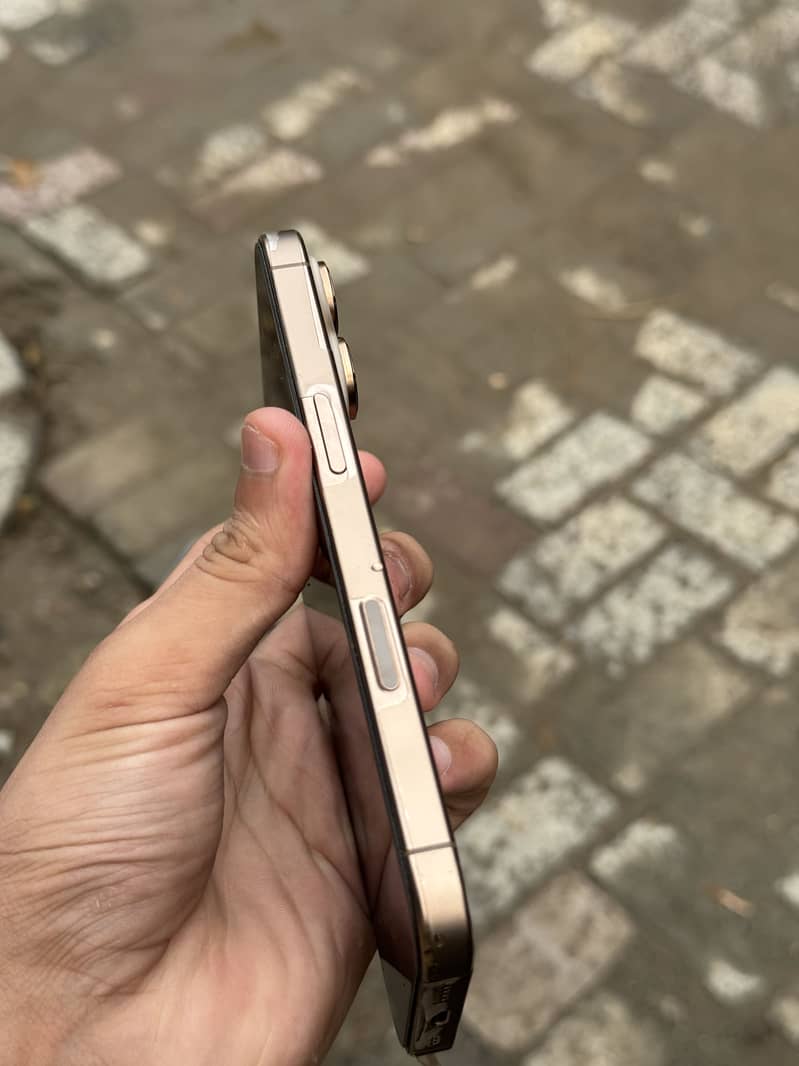 Apple iPhone 16 Pro 4
