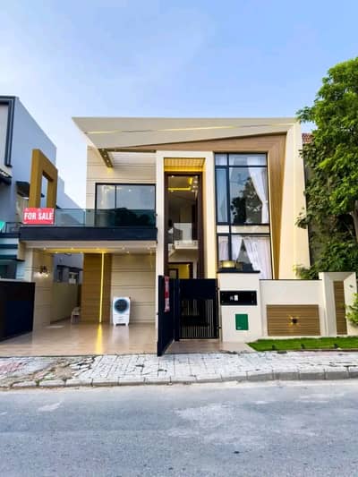 10 Marla Luxury House is Available for Rent in Bahria Town Lahore