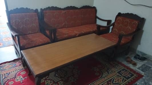 Sofa and table bilkul new jaisa hay saaf suthra